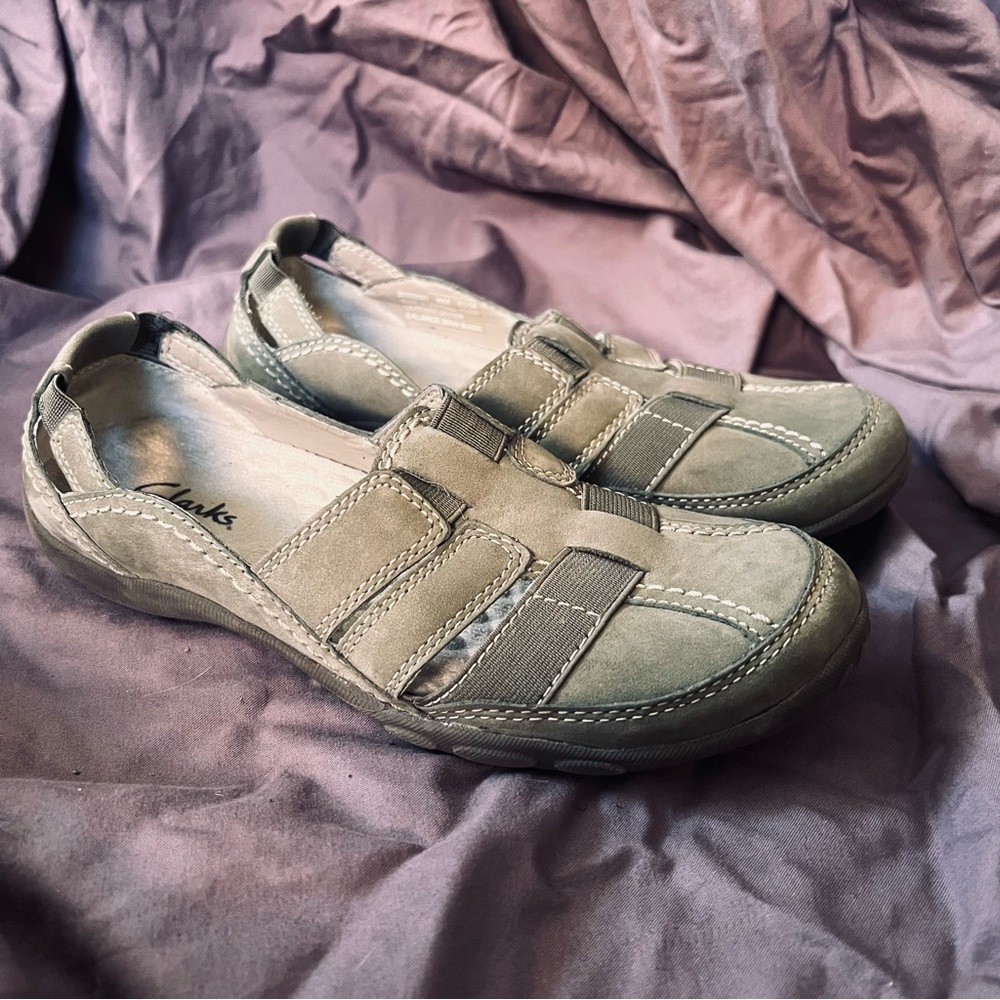 Clark’s Haley Stork slip-on Suede shoes flats olive green size 6
